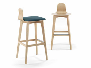 Барный стул из бука с подставкой для ног