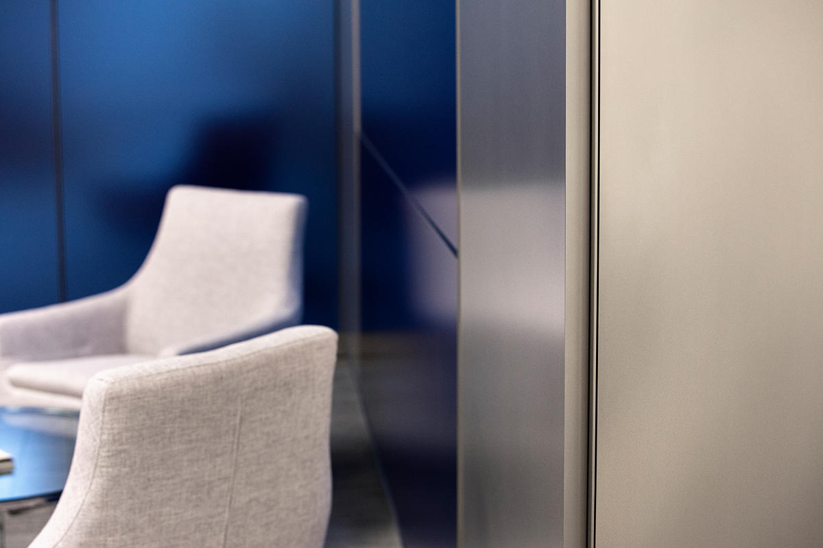 FSRT646 Система обшивки стен Levelr с панелями из вивихромного хромового стекла с прослойкой индивидуального цвета, показанная в конфигурации «отражающий» с отделкой pearlex +, нержавеющая сталь с отделкой «горный хрусталь» и открывающиеся ребра из нержав Forms-surfaces  - Вид №25