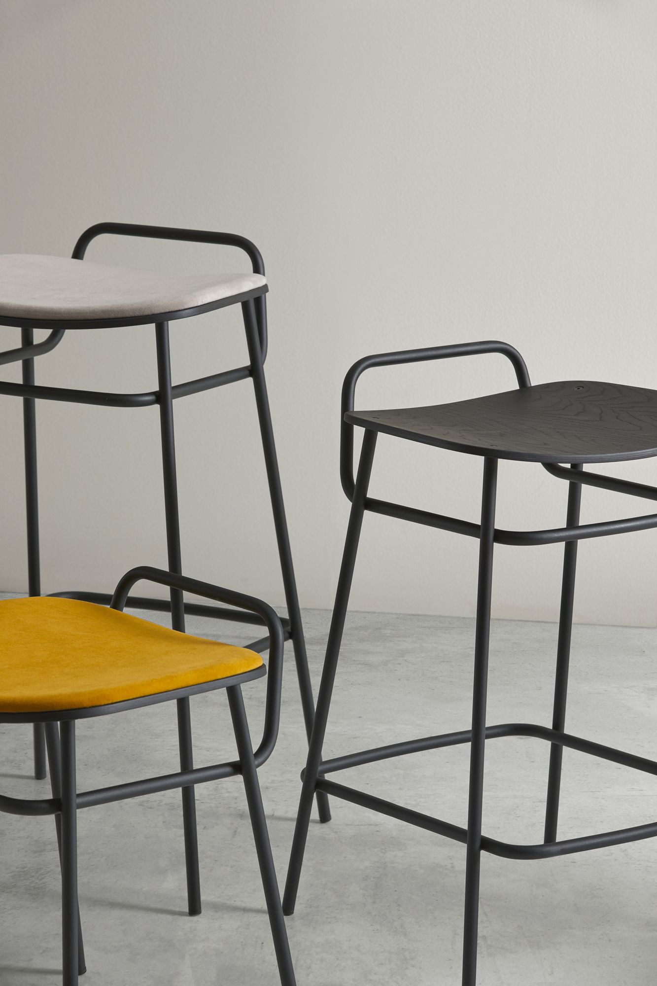 Низкий металлический стул с мягким сиденьем Blasco&Vila Fosca ARCH-00052268 - Вид №2