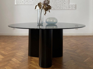 Круглый стеклянный стол и лакированная основа