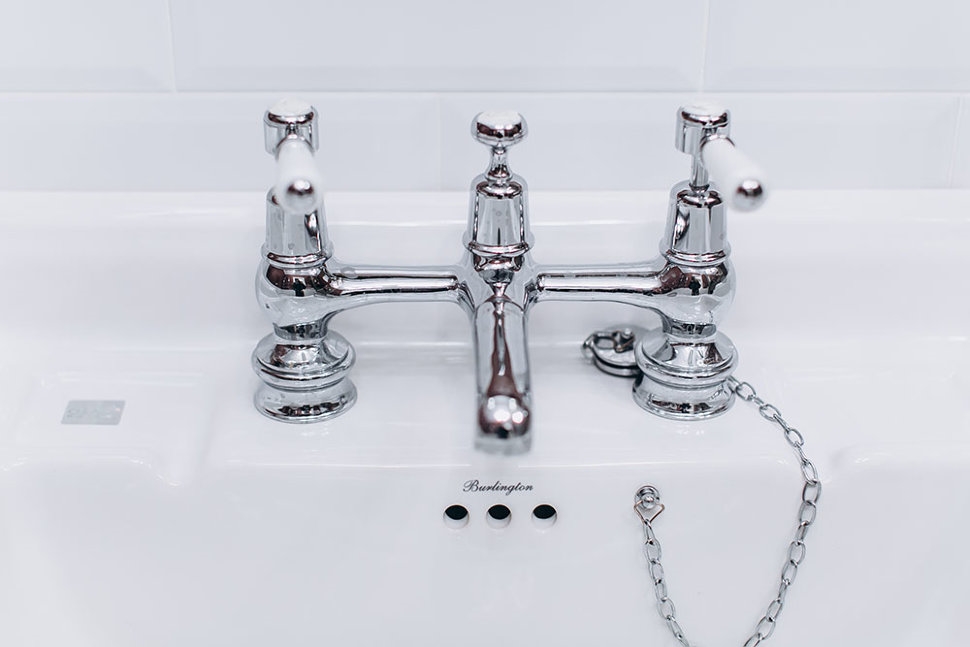 Смеситель для раковины на 2 отверстия Regent, с пробкой и цепочкой [ANR10 BLA] Regent Burlington T16-QT BLA, T2 BLA, T4B-2 - Вид №3