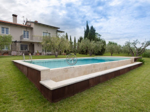 Бассейн из натурального камня с водопадом