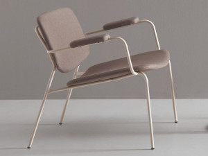 Тканевое кресло с подлокотниками