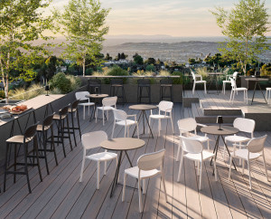 Стул из инженерного пластика с подставкой для ног