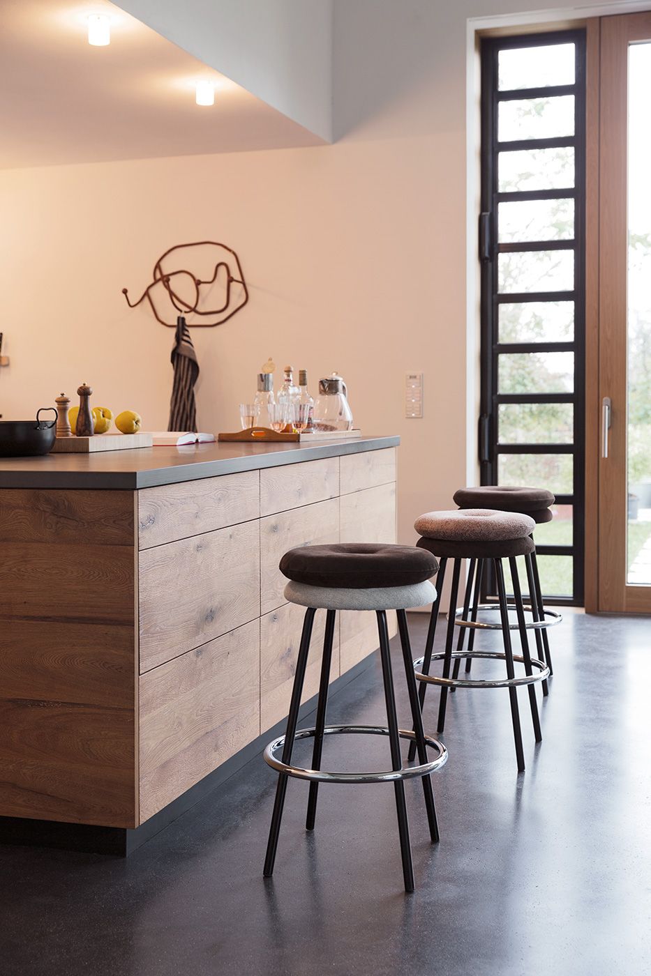 Высокий стул с мягким сиденьем Richard Lampert том ARCH-00085460 - Вид №2