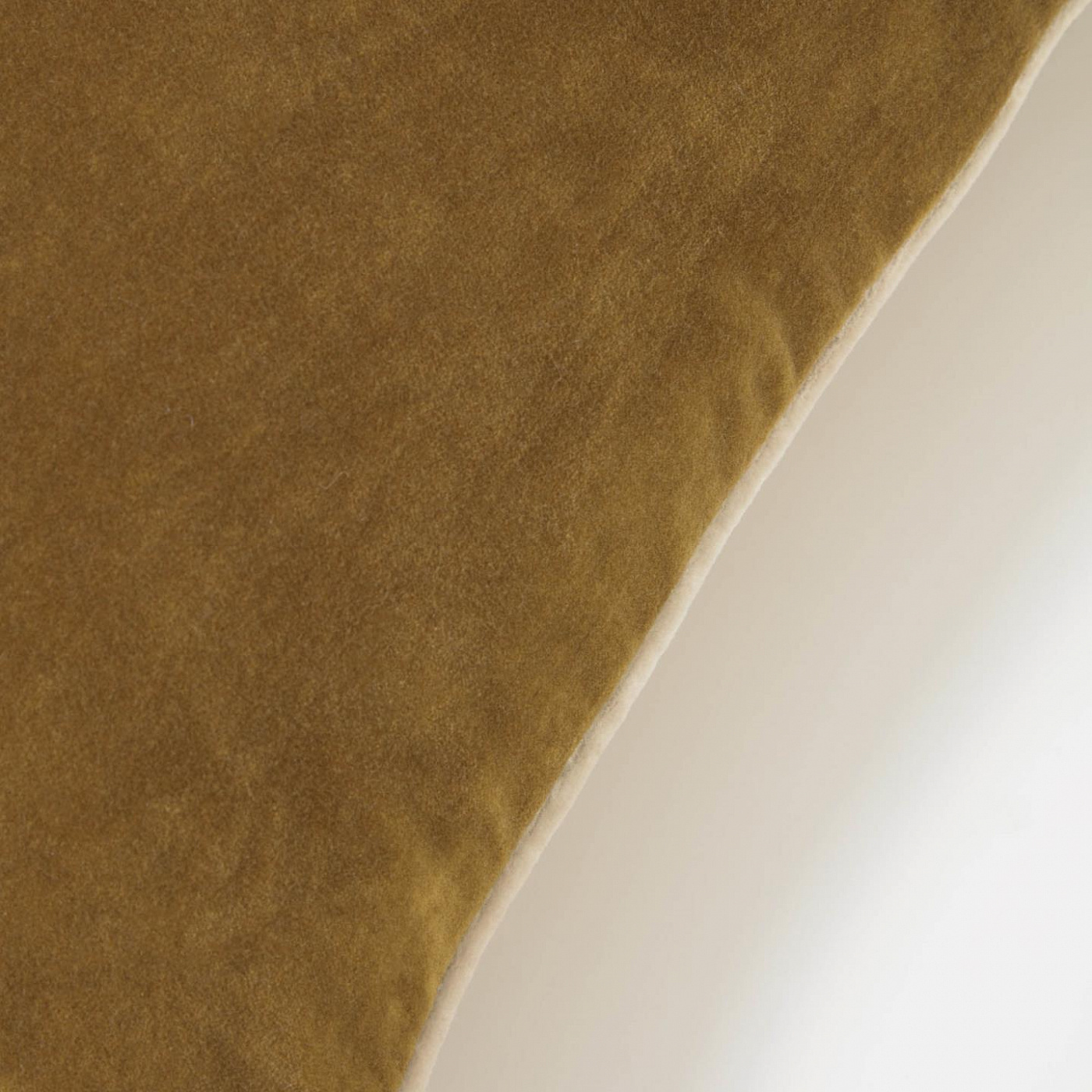 108491 Бархатная наволочка из 100% хлопка горчичного цвета с белой каймой 45 x 45 см La Forma Julina 