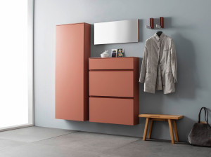 Шкаф от входа до стены