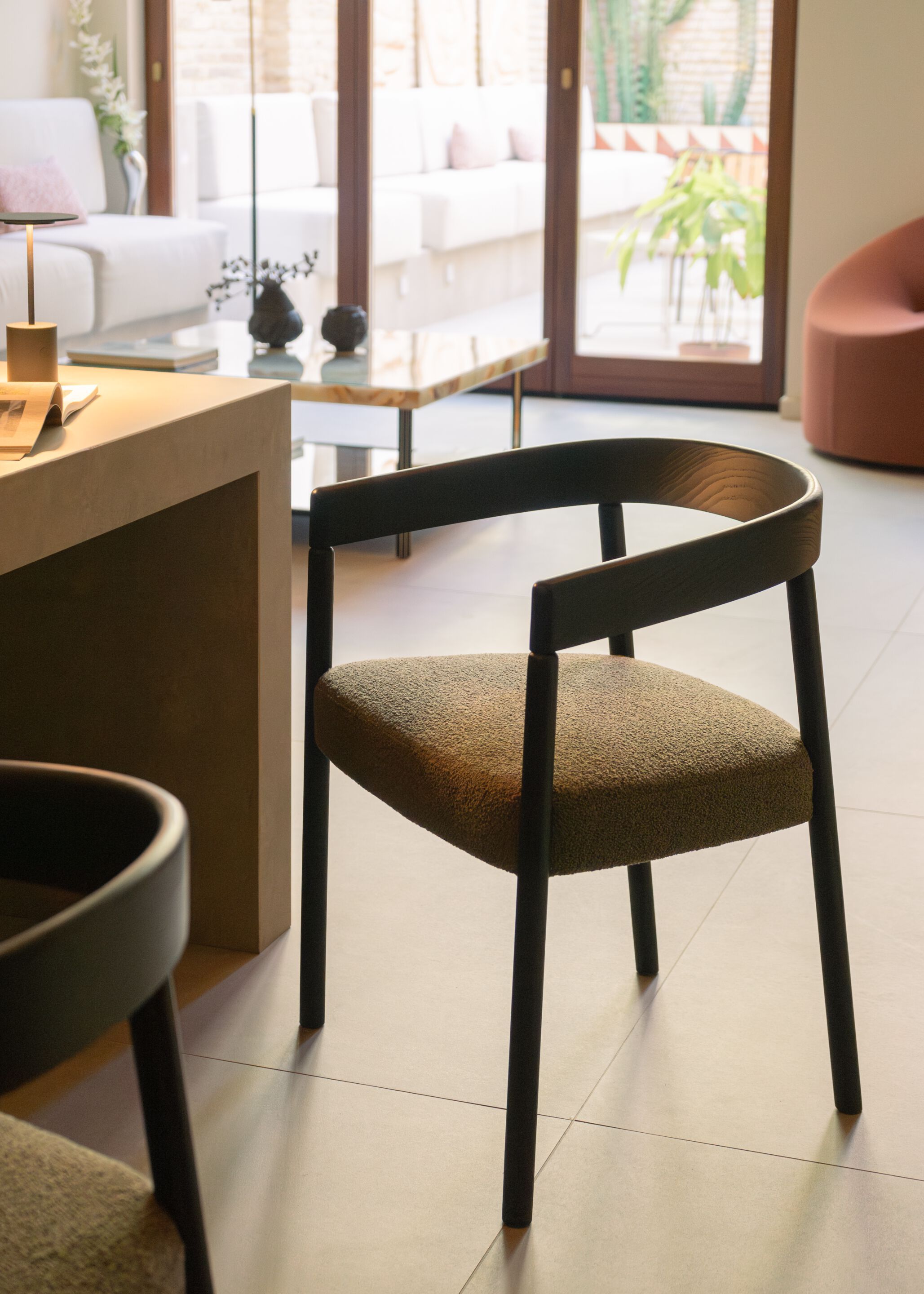 Деревянный стул с мягким сиденьем Omelette Editions Nua ARCH-00009312 - Вид №5