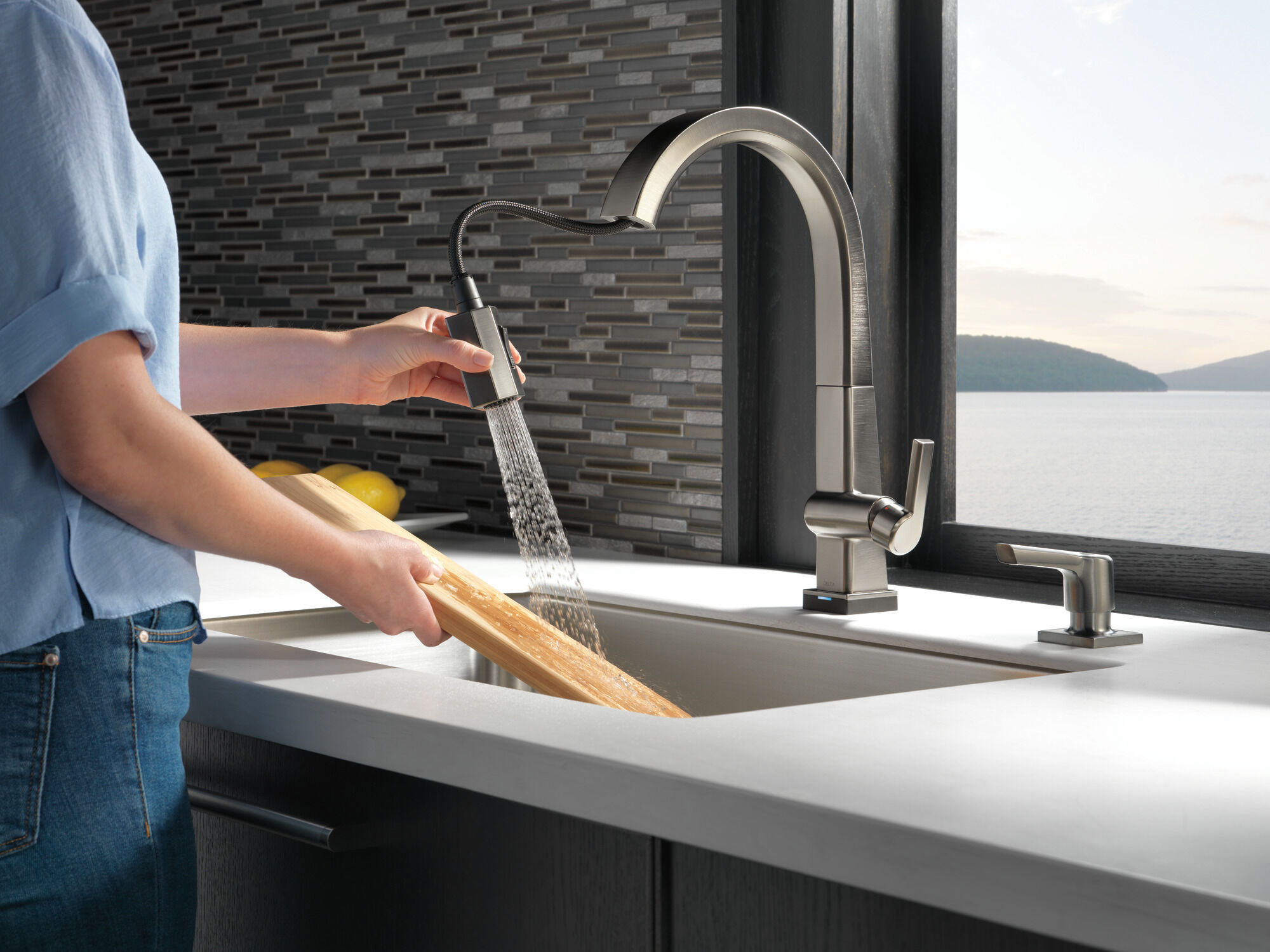 RP91950KS Дозатор мыла / лосьона Delta Faucet Pivotal Черный нержавеющий  - Вид №2