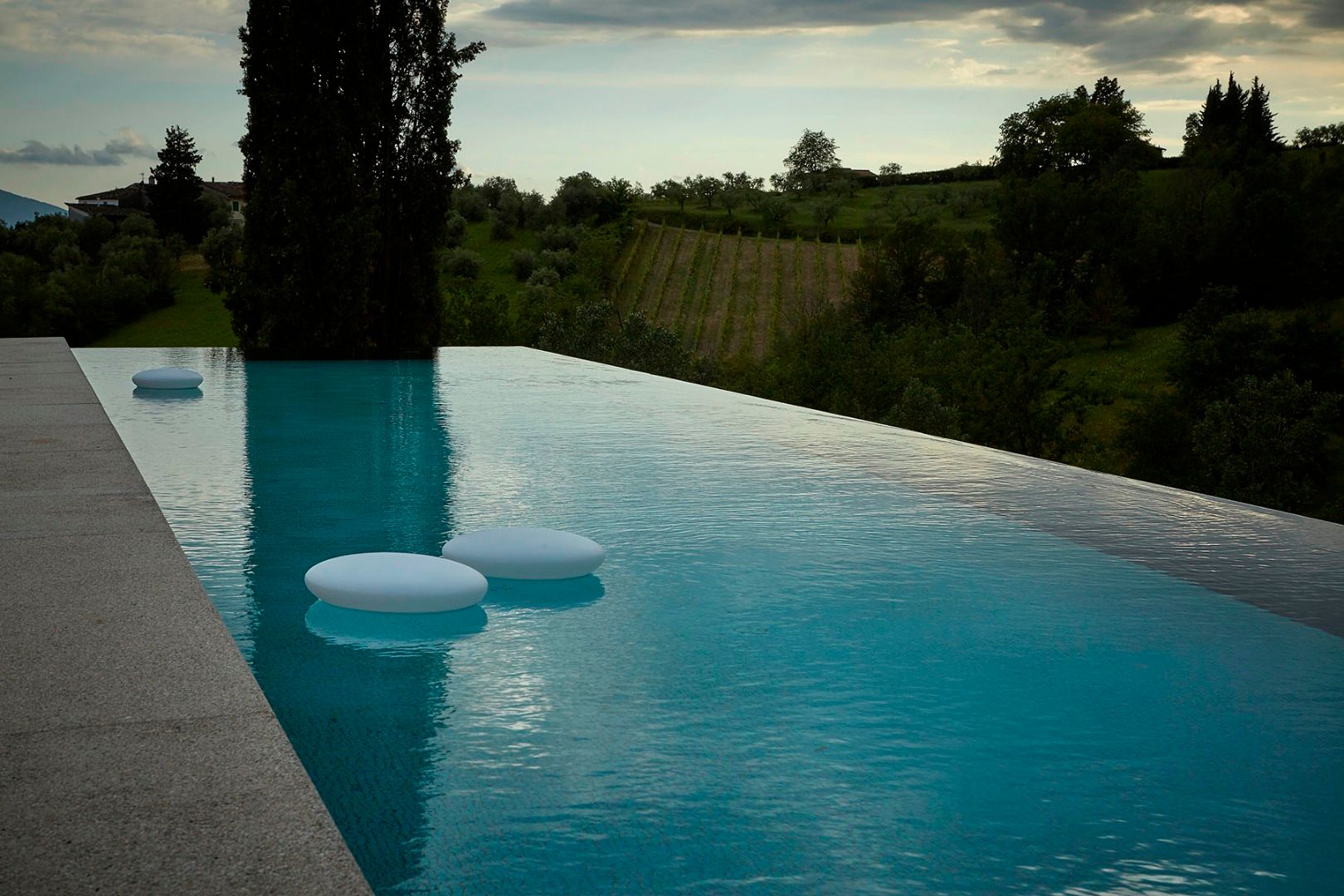 Настольная или плавающая лампа из полиэтилена Martinelli Luce Gloulglou Pol ARCH-00101308 - Вид №2