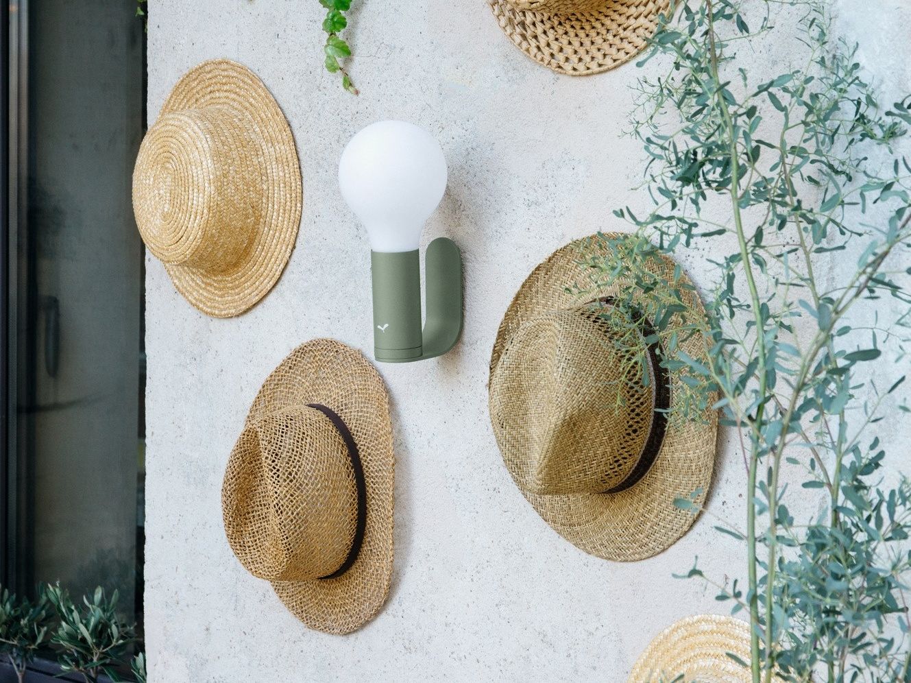 Наружный настенный светильник из алюминия и полиэтилена Fermob Aplô ARCH-00111591 - Вид №3