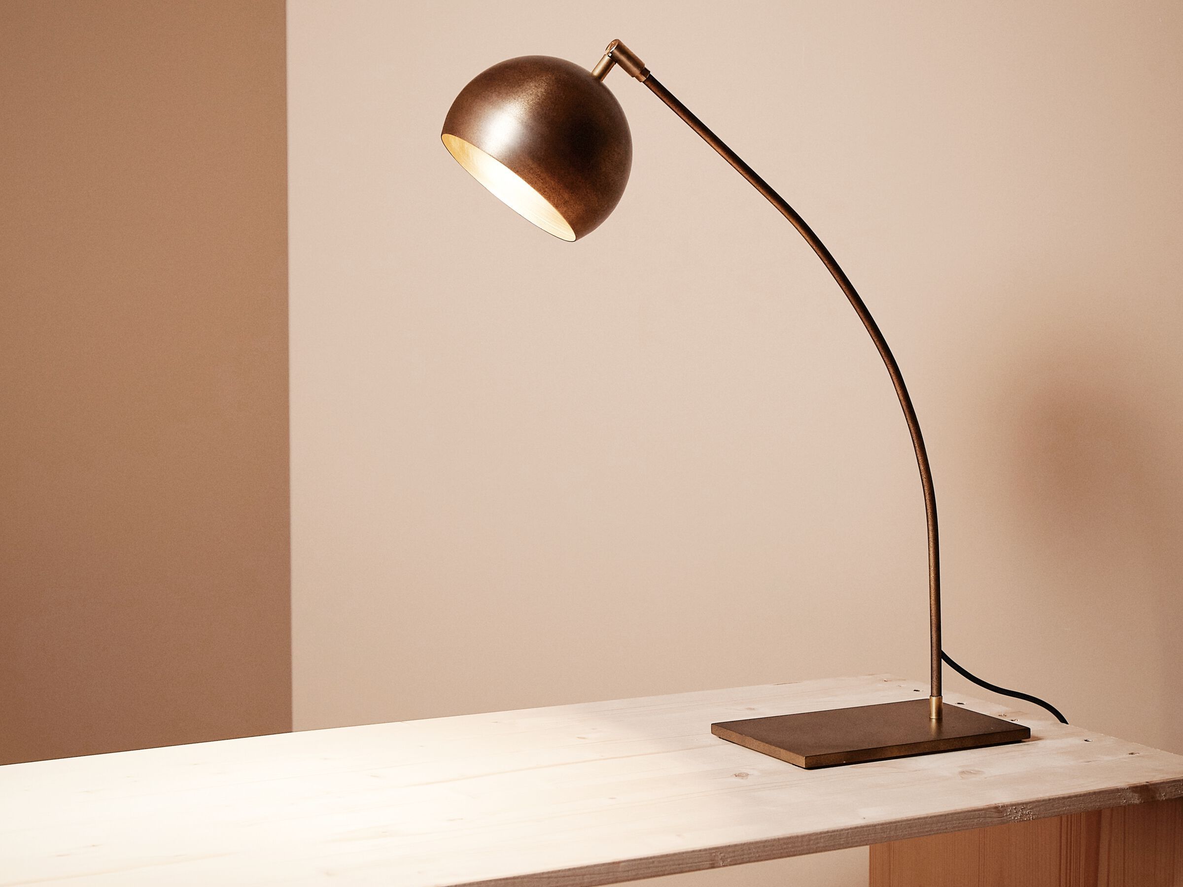 Светодиодная настольная лампа с регулируемой яркостью Renzo Serafini ARCO BRASS ARCH-00078949 - Вид №2