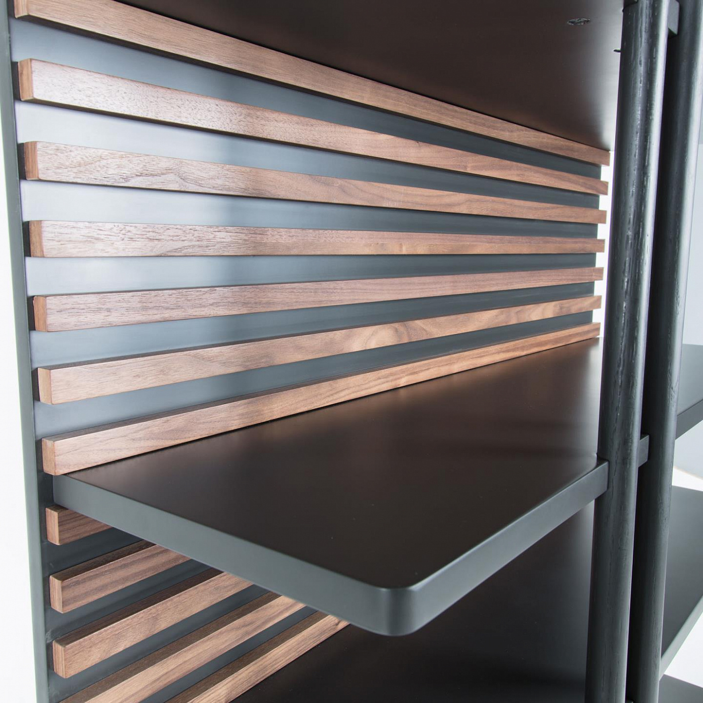 057685 Книжная полка Mahon 106x183 ореховый шпон La Forma Kesia 