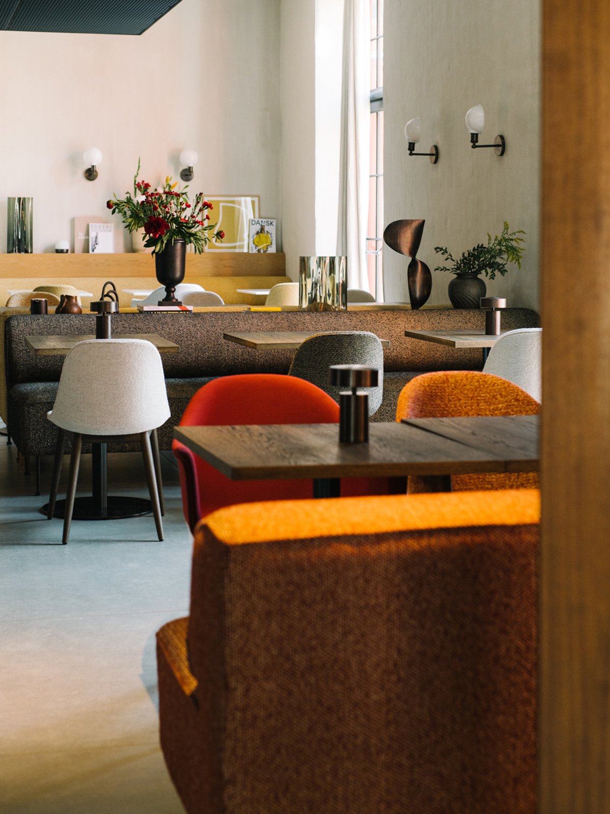 9395001-024201ZZ MENU Боковой обеденный стул Harbour, деревянная основа, обитый Дуб натуральный | Городской бархат - CA7832 / 078  - Вид №1