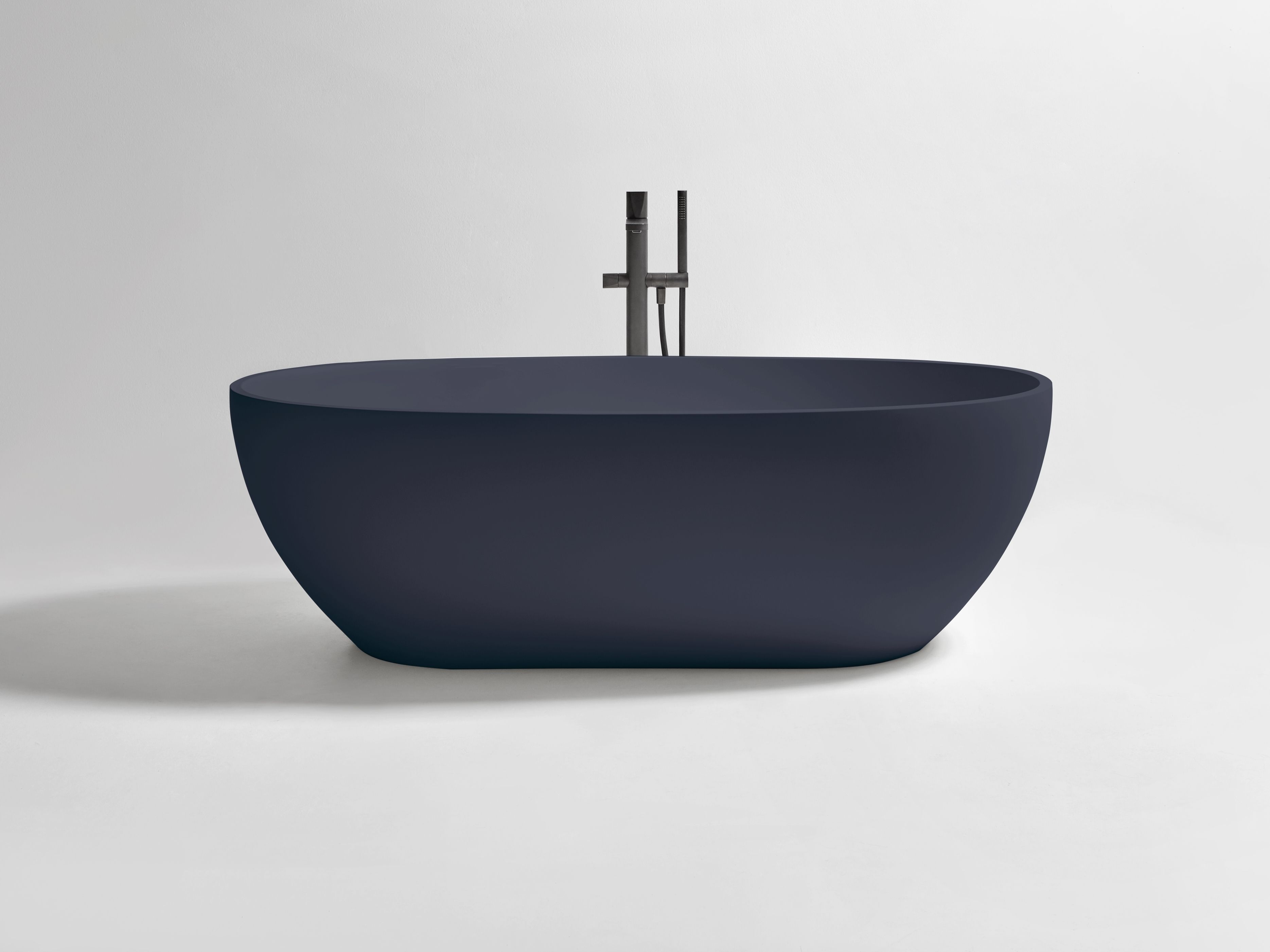 Овальная ванна в центре комнаты в Colormood Antoniolupi REFLEXLIGHT ARCH-00023725 - Вид №7