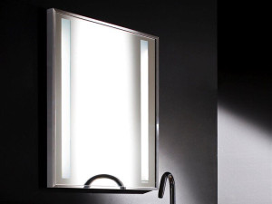 Настенное зеркало в рамке