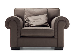 Тканевое кресло с подлокотниками