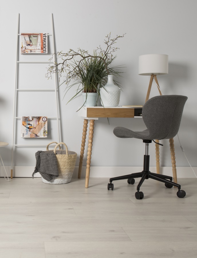 Лампа настольная Tripod Wood, черная с бежевыми ножками Zuiver 5200008 - Вид №5