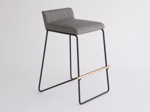 Высокий тканевый стул со спинкой