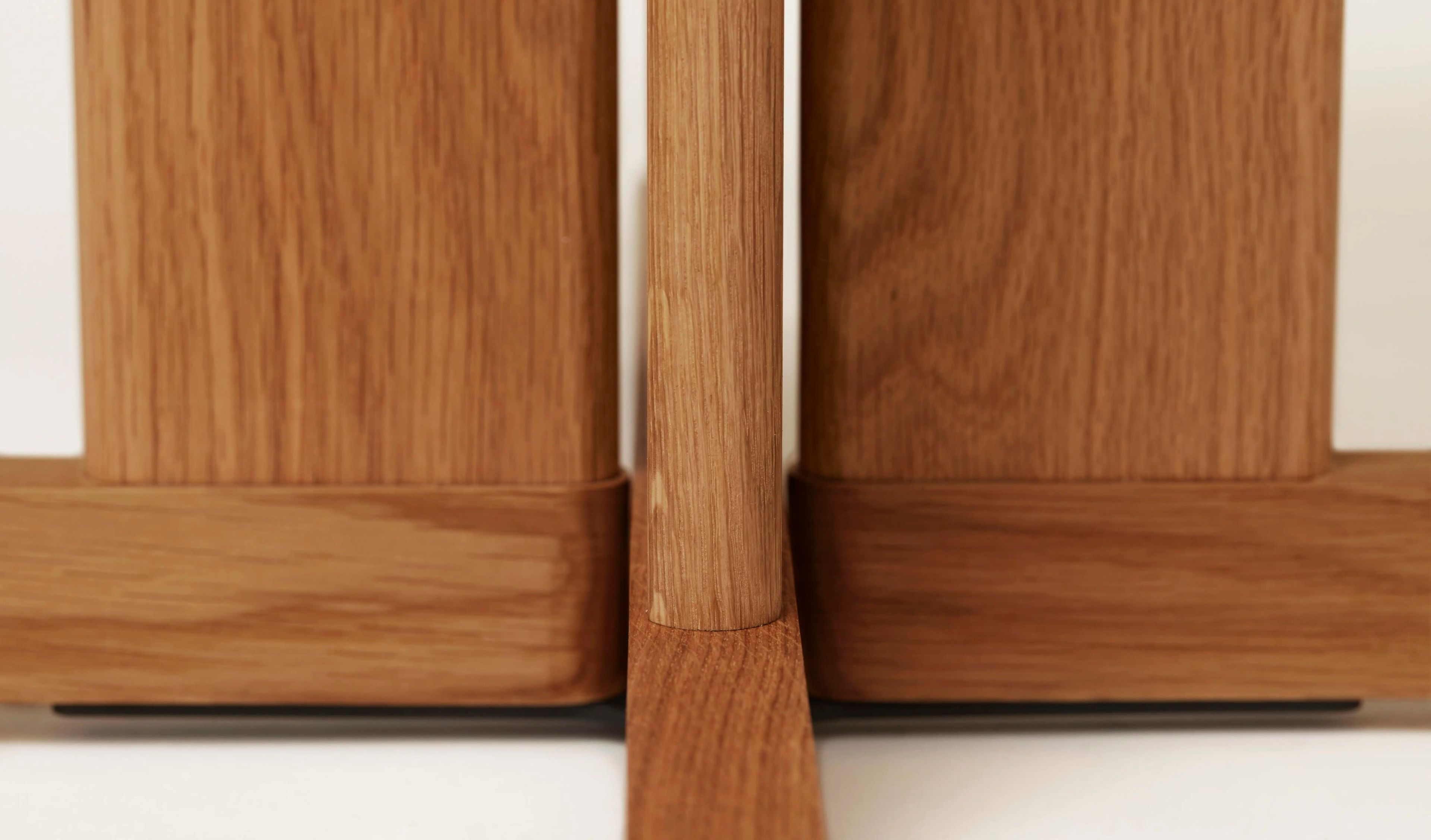 Круглый стол из дуба со спицами Form & Refine Trefoil ARCH-00080822 - Вид №7