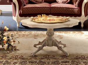 Низкий овальный журнальный столик для гостиной