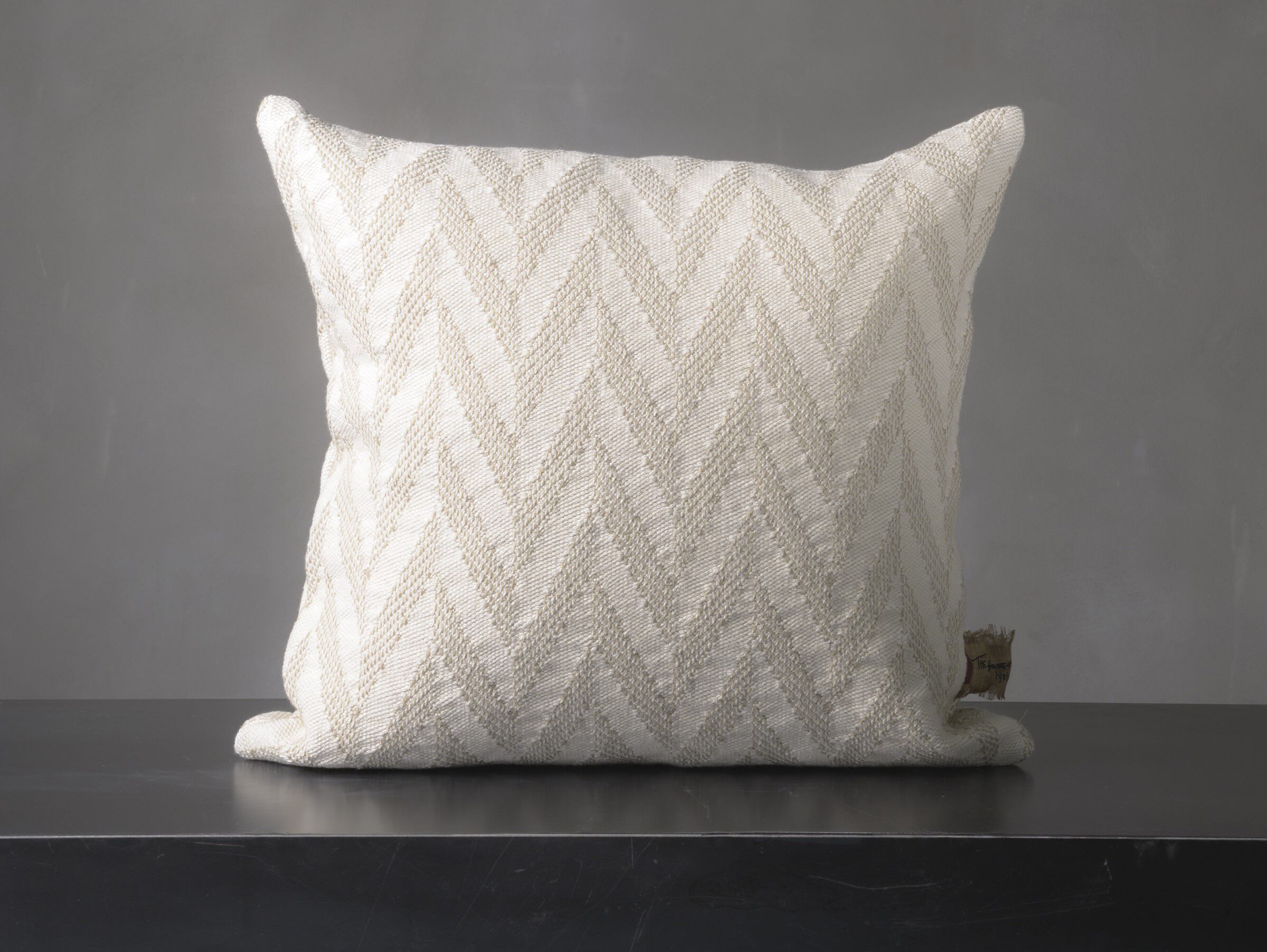 Квадратная подушка из хлопка и льна The House of Lyria FARSHA ARCH-00147839