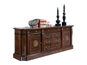 Деревянный шкаф с распашными дверцами и ящиками