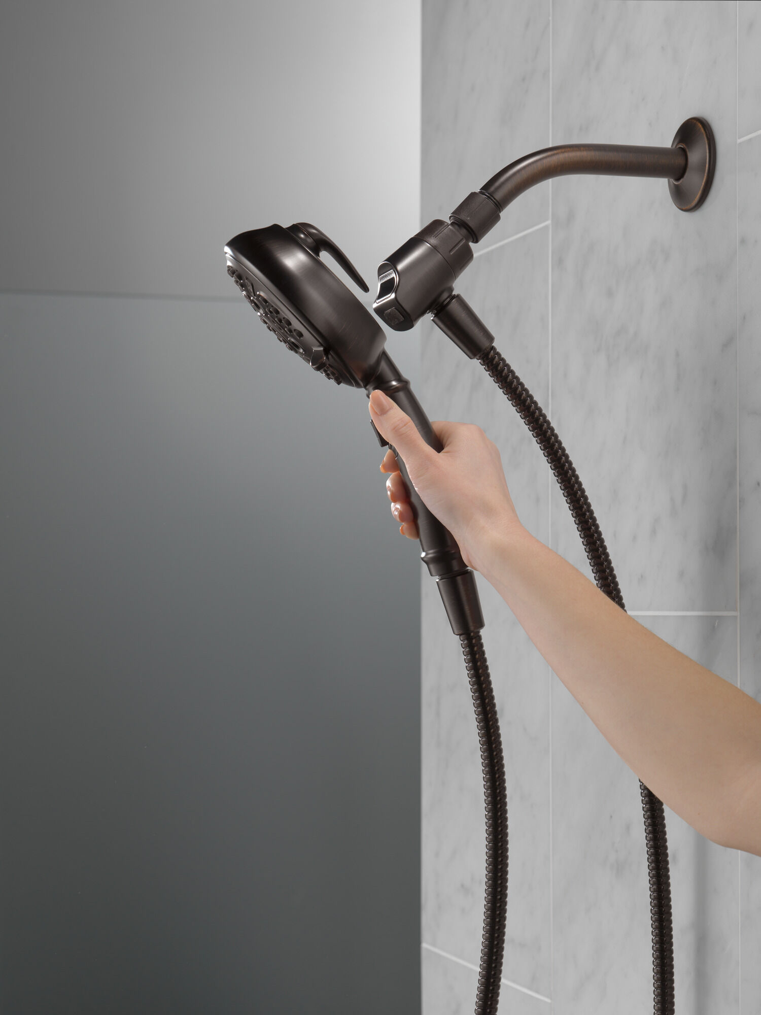 75506RB Ручной душ SureDock ™ с 7 настройками Delta Faucet DELTA Венецианская бронза - Вид №2