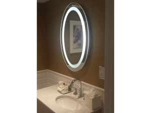 Овальное зеркало со встроенным настенным освещением