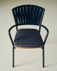 Садовый стул с подлокотниками из ремней и смолы