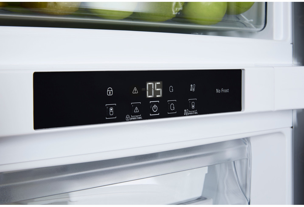 BCB 7030 AA F C (RU) Встраиваемый холодильник / 177x54x54.5 см, холодильное отделение air technology, морозильное no frost, дисплей, 197/63 л. Hotpoint-Ariston Santreyd  - Вид №1