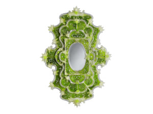 Настенное зеркало со стеклянной рамкой