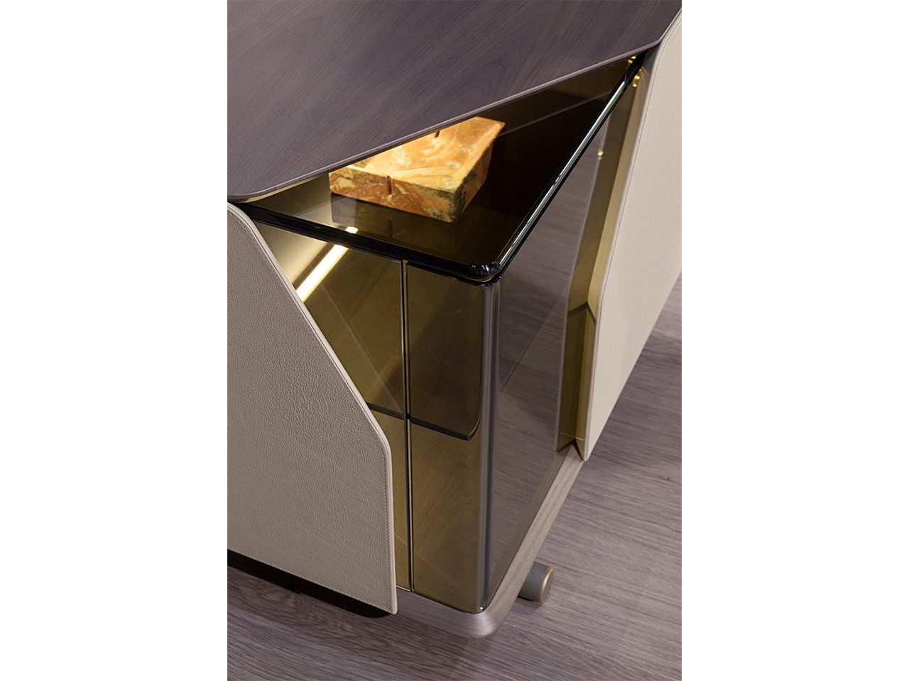 Деревянный шкаф для телевизора с распашными дверцами и кожаными ящиками Turri Vine ARCH-00140069 - Вид №2