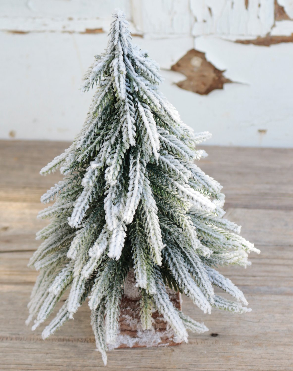 1046 807 a3 Искусственная елка со снегом, деревянная подставка, 26 см, зелено-белая H-andreas  - Вид №1