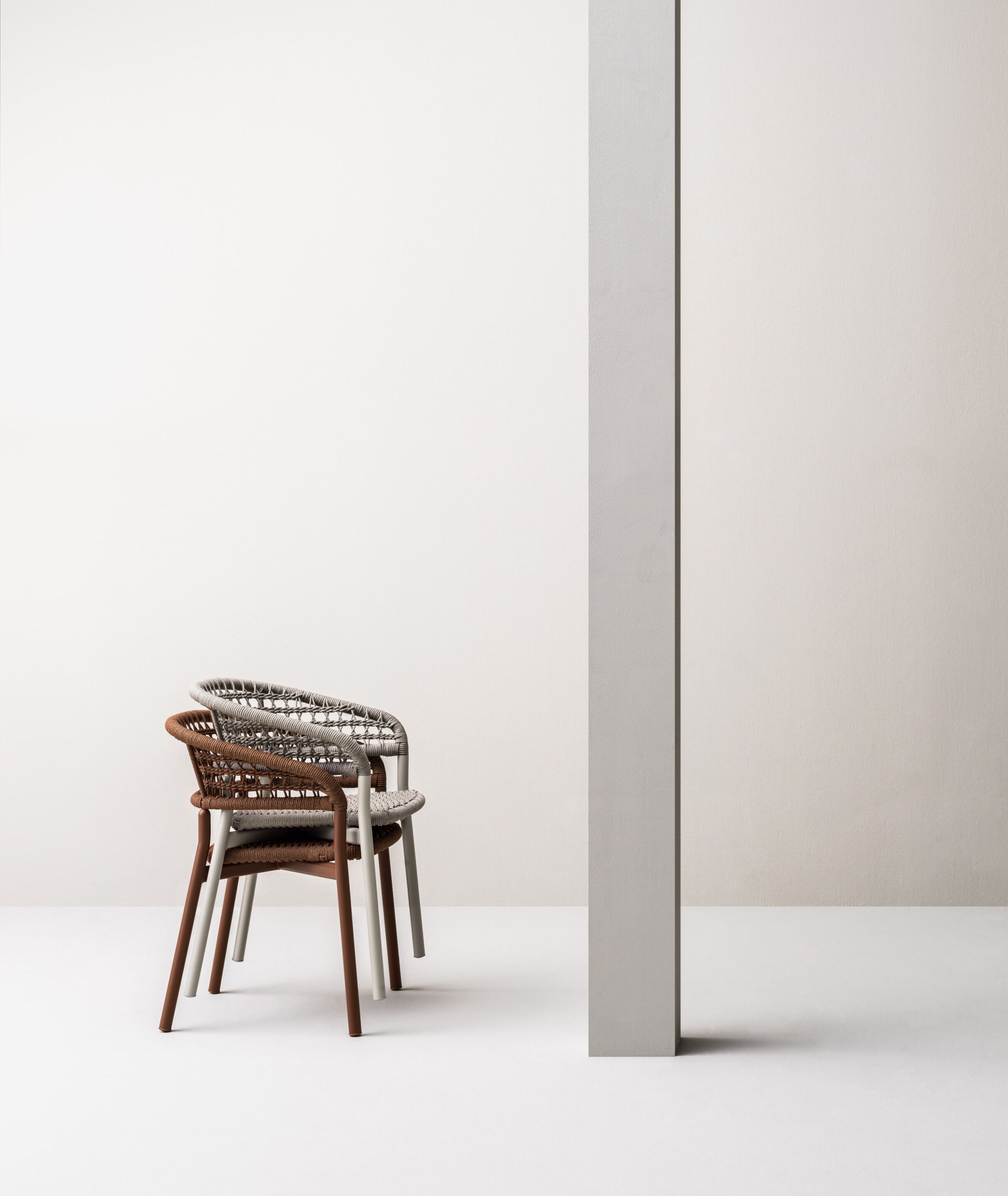 Веревочный садовый стул с подлокотниками Varaschin плинтус ARCH-00025043 - Вид №1