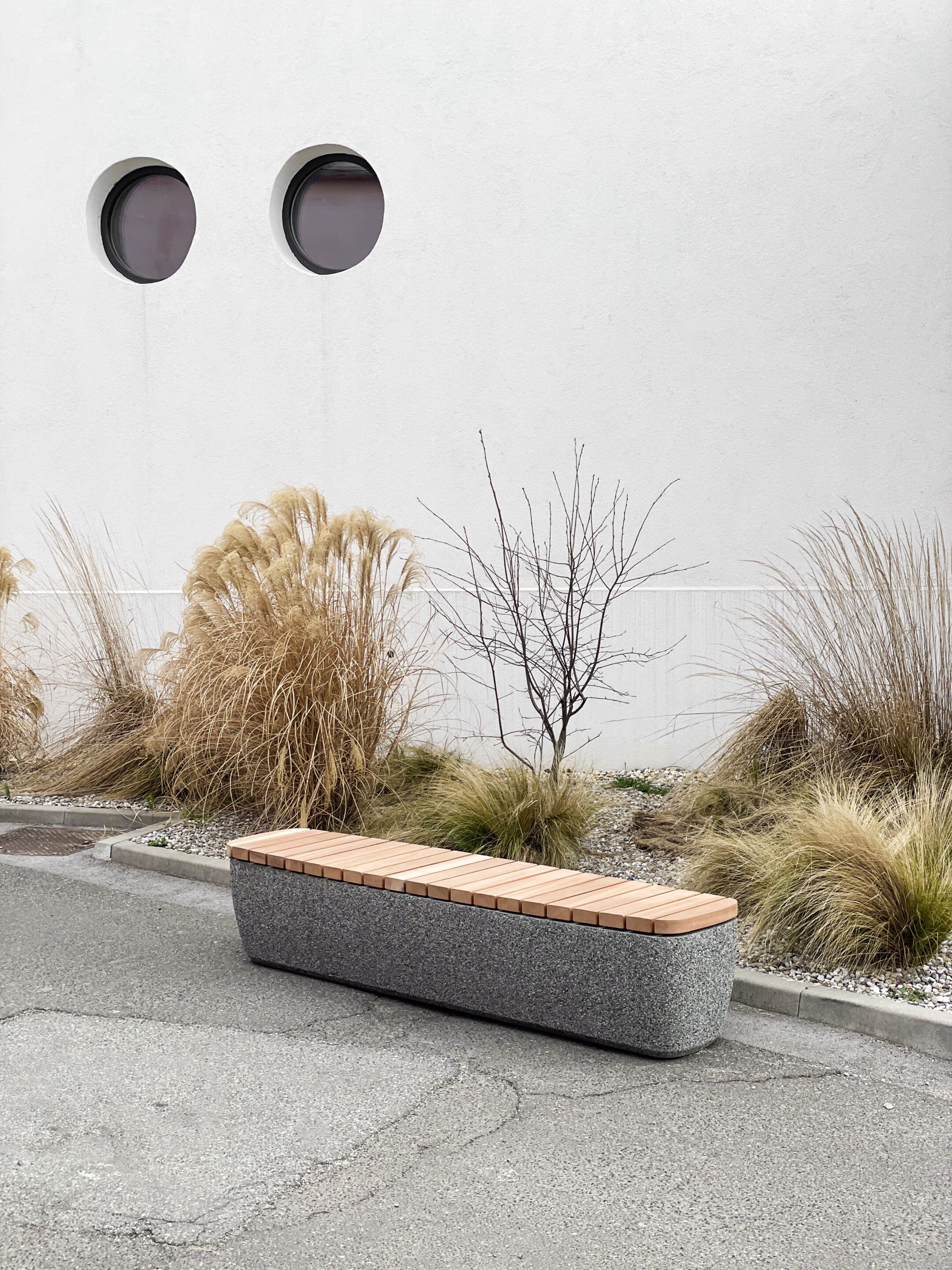 Скамейка из бетона и красного дерева без спинки Kremen ARCH-00031731 - Вид №3