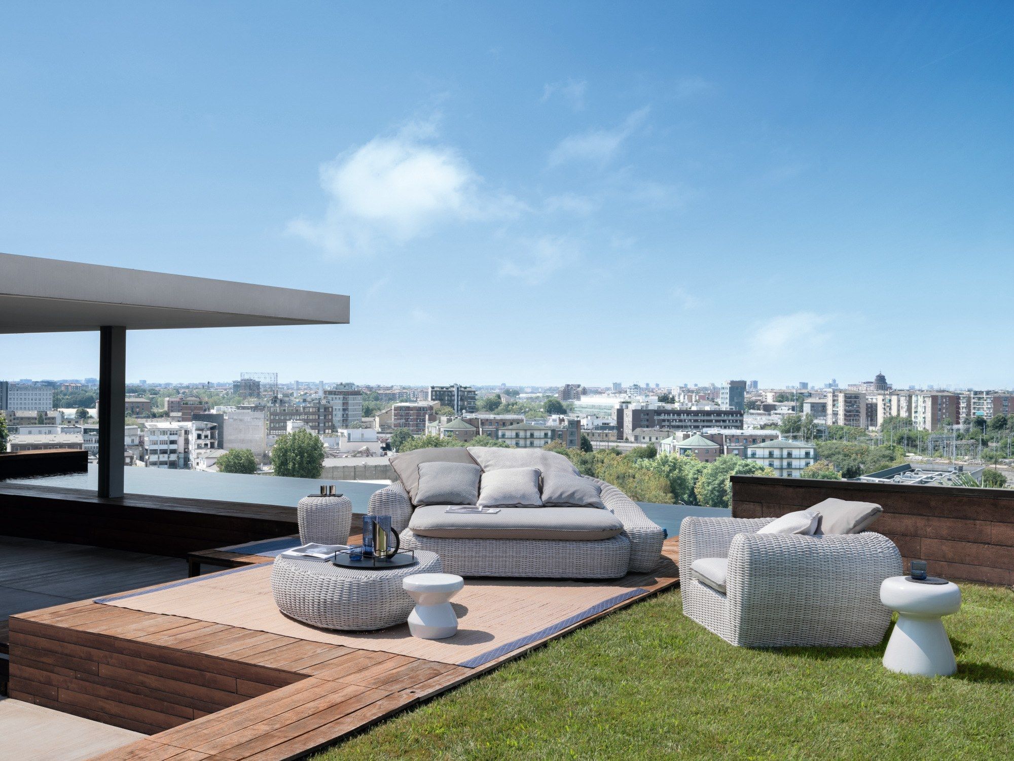 Низкий треугольный садовый столик из смолы Gervasoni Gervasoni Outdoor ARCH-00132749 - Вид №1