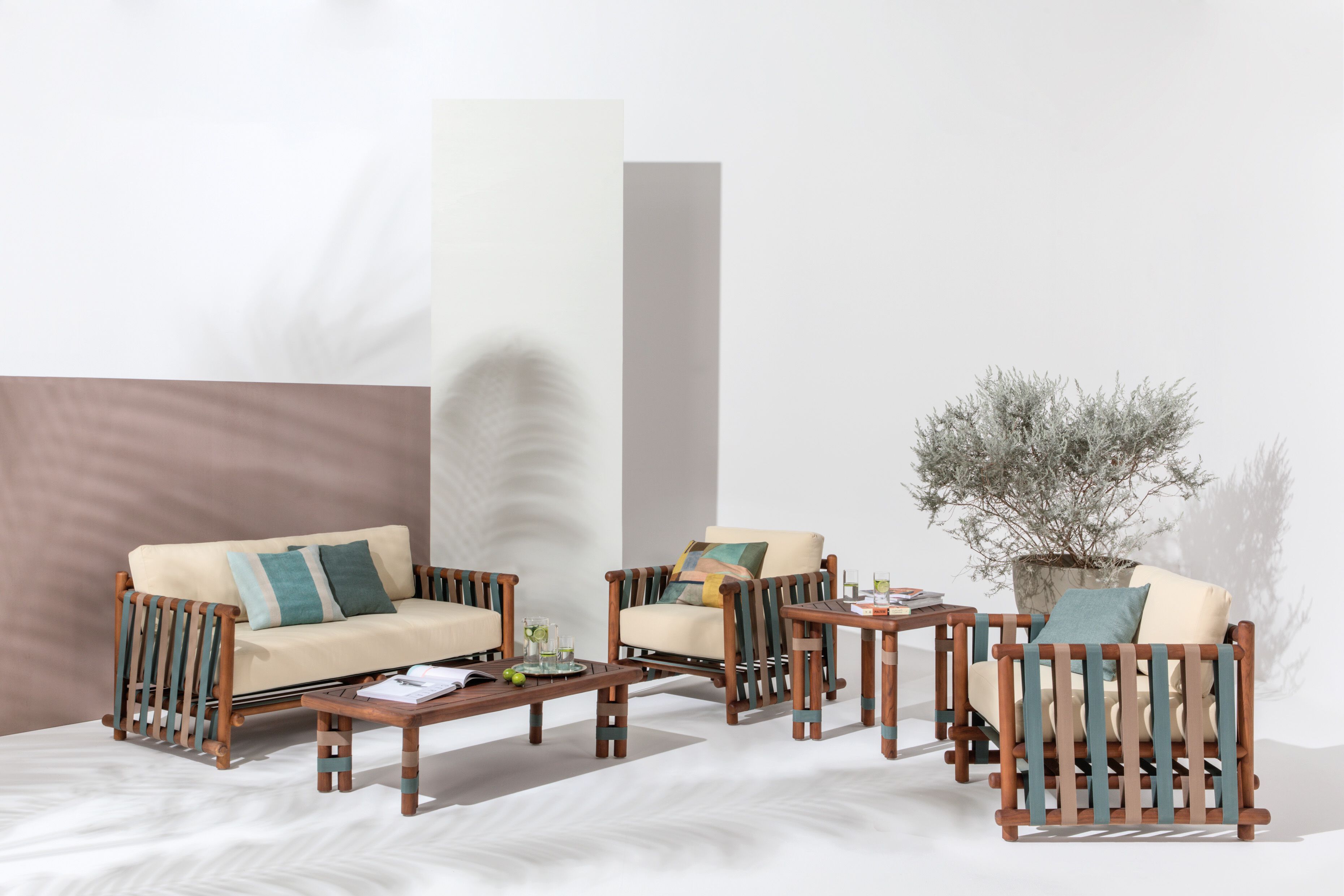 Садовое кресло из тикового дерева с подлокотниками Il Giardino di Legno Lignes ARCH-00071358 - Вид №1