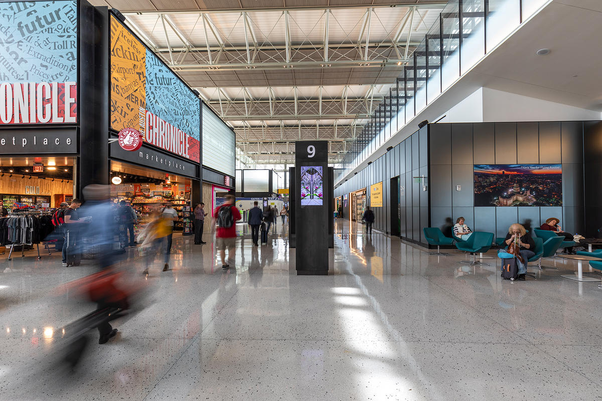 FSRT642 Система обшивки стен Levelr с панелями из стекла vivispectra vektr с индивидуальной прослойкой, показанной в конфигурации Reflective с отделкой pearlex + и открывающими ребрами из нержавеющей стали Forms-surfaces  - Вид №4