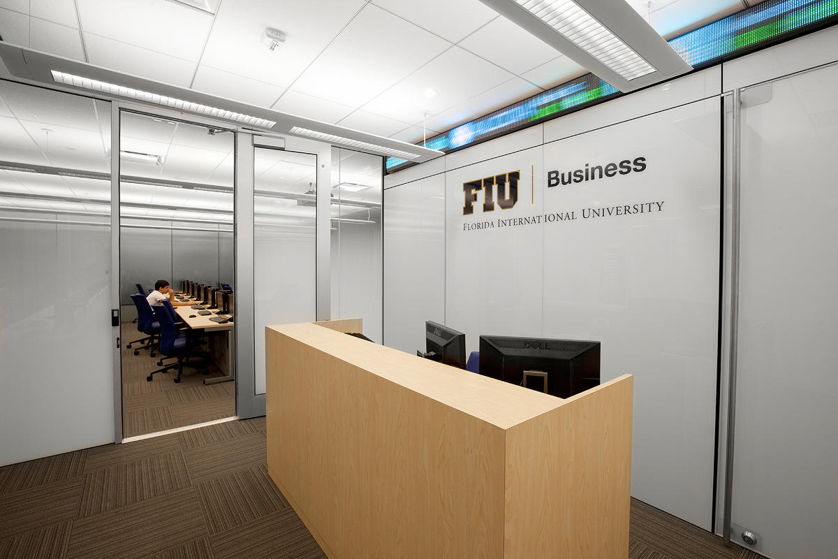 FSRT657 Стеновая система Levele с захватными панелями; вставки из стекла vivigraphix graphica в отражающей конфигурации с прослойкой центен и стандартной отделкой на 5-й авеню, 821, юг, неаполь, флорида Forms-surfaces  - Вид №12