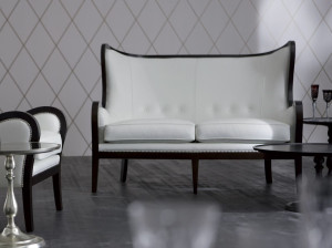 Кожаный диван с высокой спинкой