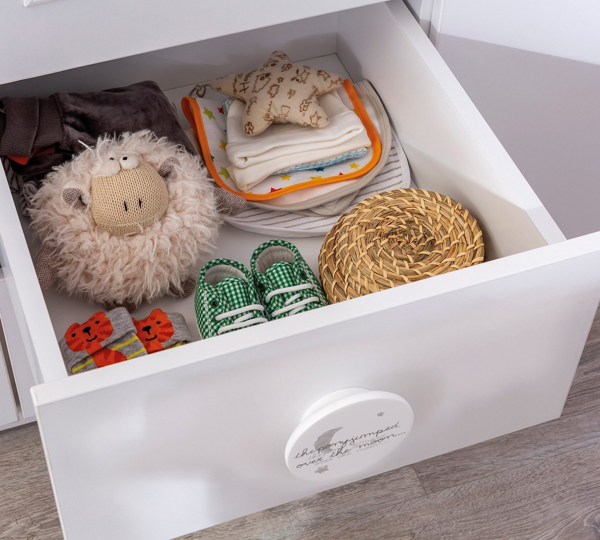 Шкаф трехстворчатый белый с ящиками и окном Baby Cotton CILEK BABY COTTON 00-3832579 Белый Santreyd  - Вид №3