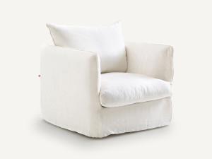 Тканевое кресло с подлокотниками