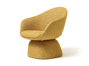 Тканевое кресло с подлокотниками