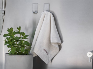 Металлическая вешалка для одежды