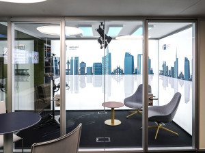 Алюминиевые конструкции и звукопоглощающая ткань для конференц-зала