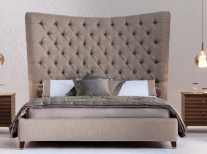 Двуспальная кровать с высоким изголовьем