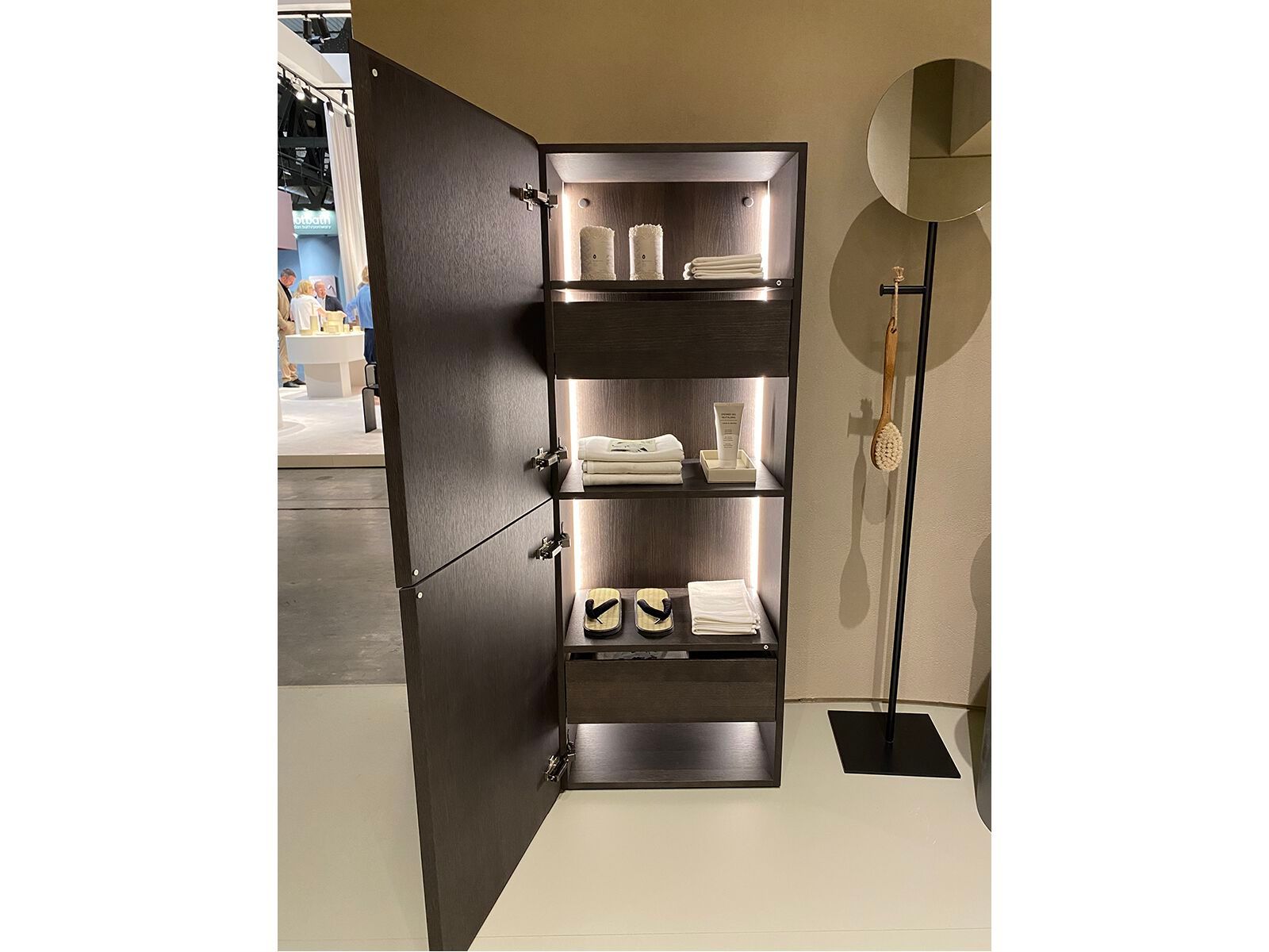 Деревянный шкаф для ванной комнаты с дверцами и встроенным освещением Inbani Edge ARCH-00142908 - Вид №7