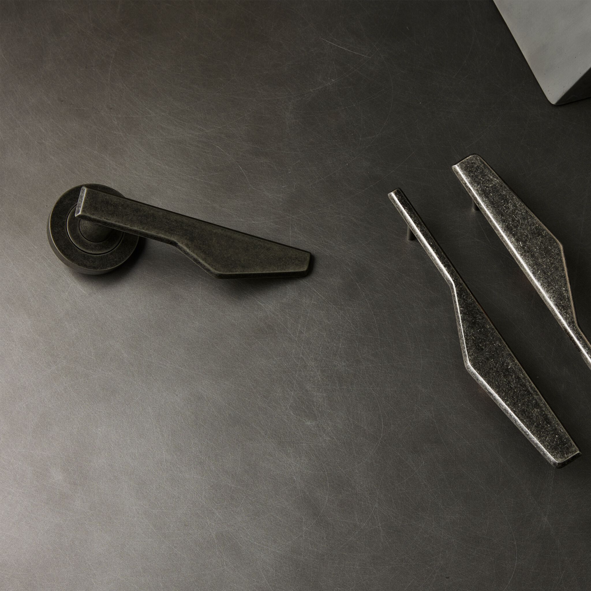 Латунная ручка Lo & Co Interiors Line Series ARCH-00140259 - Вид №4