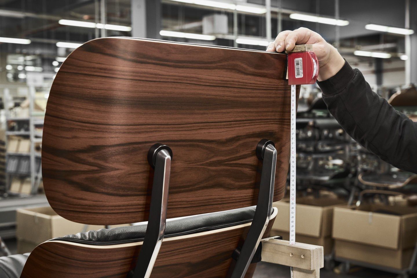 Кожаное вращающееся кресло с подставкой для ног VITRA Eames Lounge Chair ARCH-00107694 - Вид №11